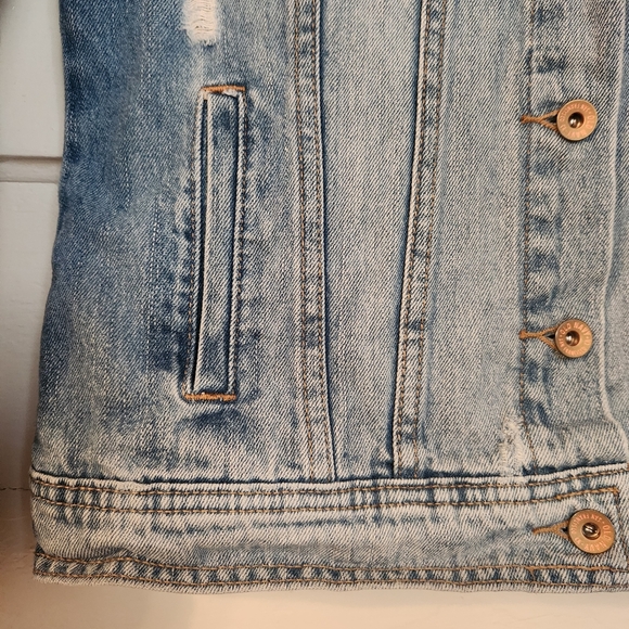 Old Navy Women’s Jean Jacket, Distressed Classic Denim, 100% Cotton EUC Sz Med - Picture 4 of 14